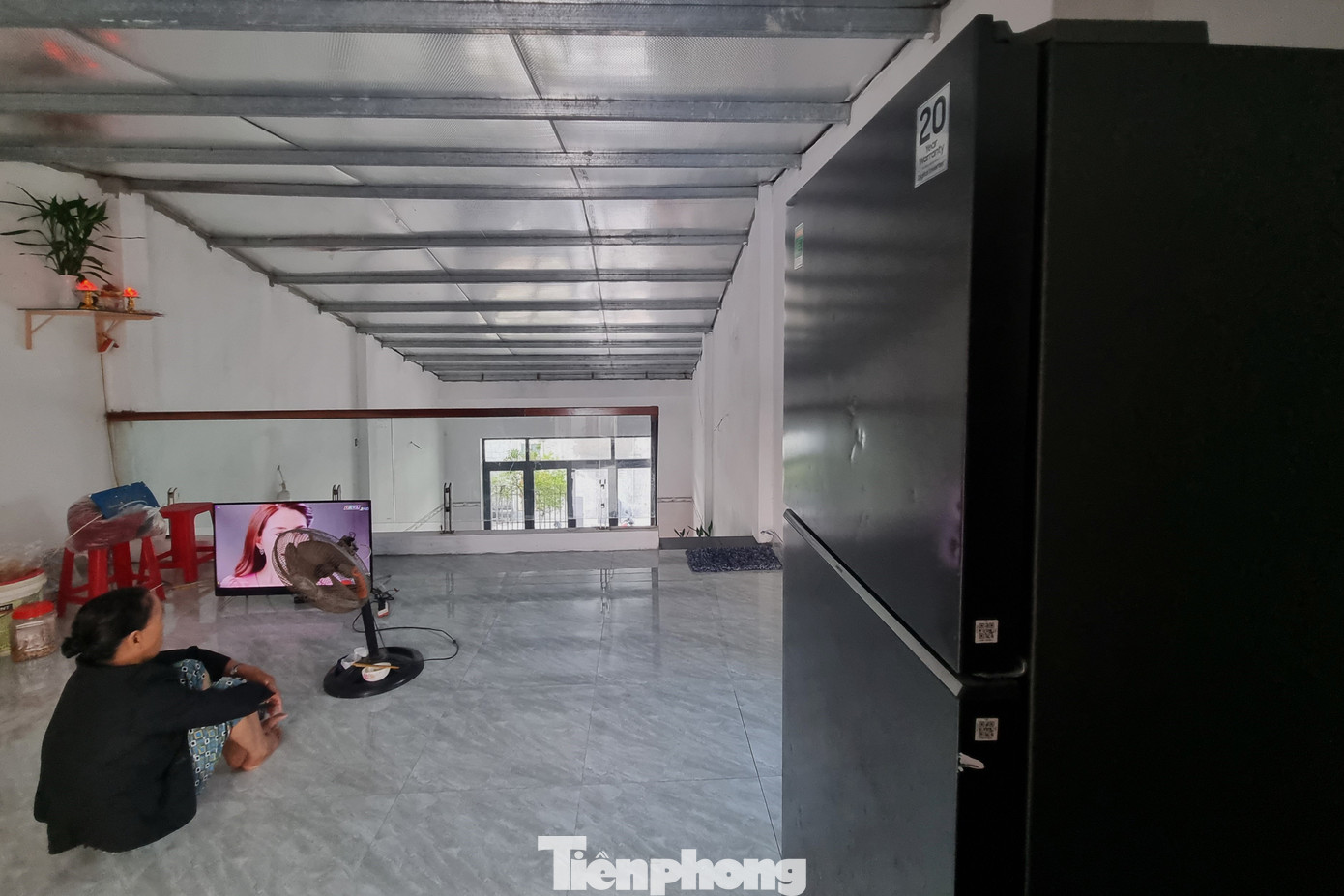 Nhà bà Nguyễn Thị Hương ở sát bên cẩn thận bỏ hẳn ti vi và tủ lạnh trên gác lửng. Sau mấy trận ngập kinh hoàng, cuối năm trước nhà bà đã làm căn gác lửng để cả nhà trú tránh và di chuyển tài sản khi nước vào nhà.