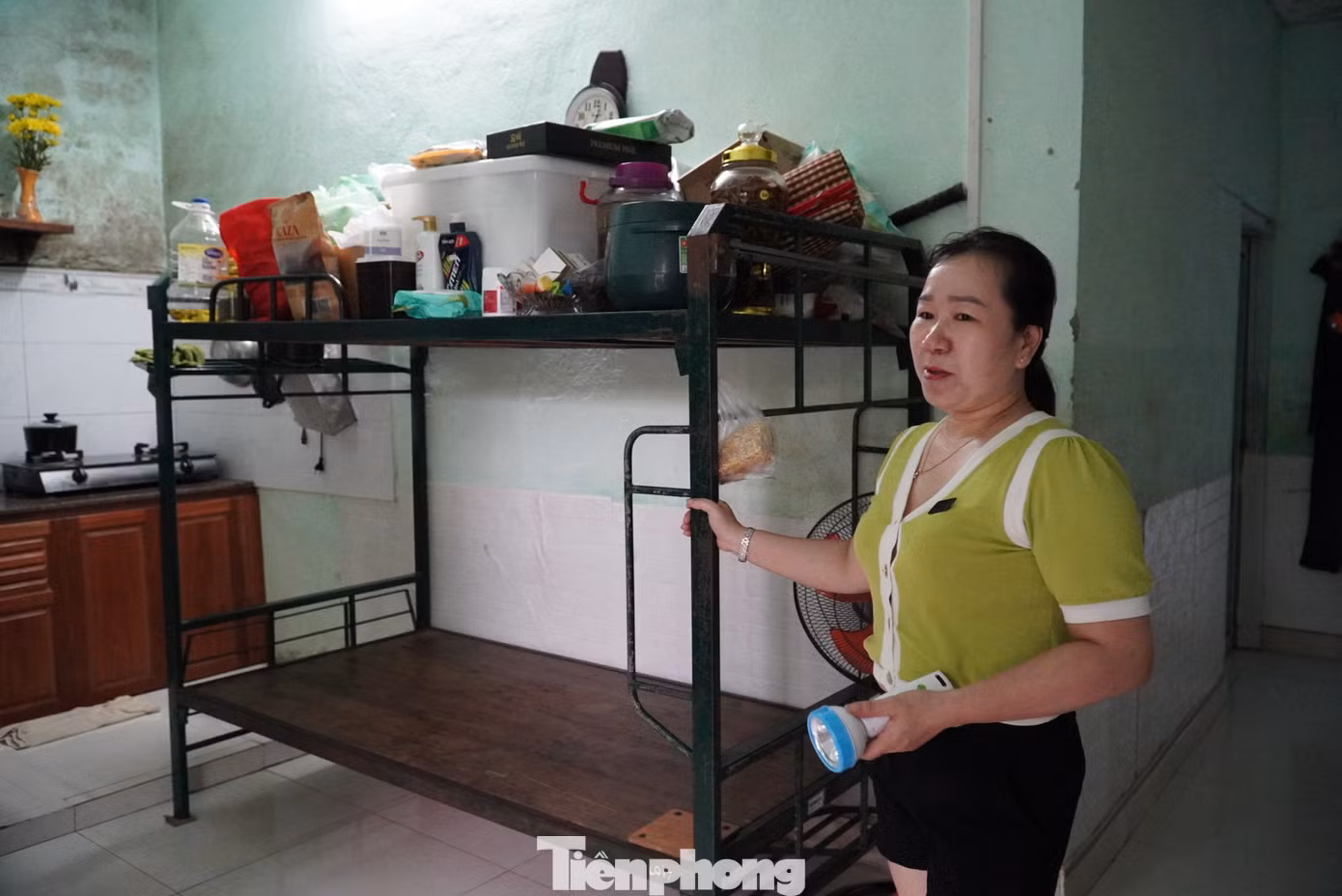 Nhà chị Thương đi góc nào cũng thấy giường tầng chất đầy đồ đạc. "Mỗi trận ngập là một lần đồ đạc mất mát, hư hại rất nhiều. Thế nên phải chuẩn bị từ sớm, hơn nữa lần này nếu đúng như dự báo mưa lũ đỉnh điểm thì vùng trũng này làm sao tránh khỏi. Tôi sẽ kê giường tầng như thế cho đến hết tháng 11, thậm chí tháng 12, đến hết mùa mưa bão mới tháo ra”, chị nói và cho biết thêm đã chuẩn bị luôn đèn pin, nến…sẵn sàng đương đầu với mưa lũ.