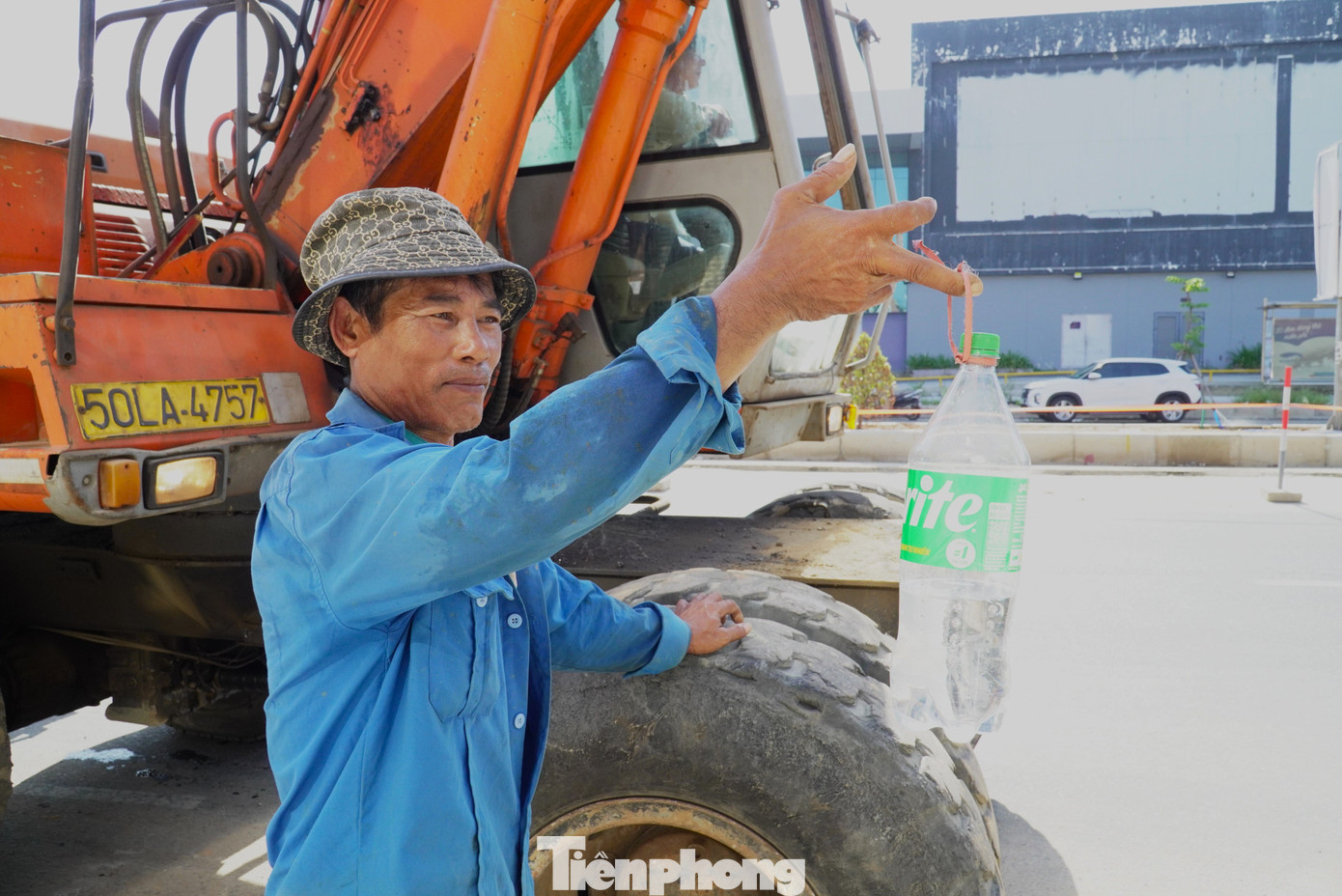 Cơm có thể quên ăn nhưng không ai quên mang nước khi lao động chân tay giữa chảo lửa.