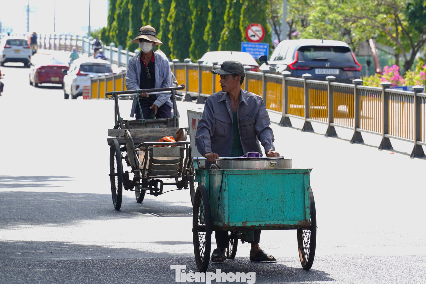 Những người giao hàng chạy xe hàng tiếng đồng hồ ngoài trời quá vất vả vì nắng nóng. &quot;Làm nghề này không chọn được giờ giấc, người ta cần lúc nào phải chạy lúc đó thôi. Mình muốn dậy sớm chở hàng tới cũng không được vì cửa hàng chưa mở cửa. Nhiều bữa chạy nắng suốt, mắt tôi xoàng đi phải tấp vô gầm cầu núp bóng mát một hồi đã mới chạy tiếp được&quot;, anh Văn Phúc, một người giao hàng bánh kẹo kể.