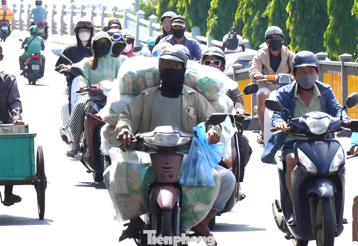 Những người giao hàng chạy xe hàng tiếng đồng hồ ngoài trời quá vất vả vì nắng nóng. &quot;Làm nghề này không chọn được giờ giấc, người ta cần lúc nào phải chạy lúc đó thôi. Mình muốn dậy sớm chở hàng tới cũng không được vì cửa hàng chưa mở cửa. Nhiều bữa chạy nắng suốt, mắt tôi xoàng đi phải tấp vô gầm cầu núp bóng mát một hồi đã mới chạy tiếp được&quot;, anh Văn Phúc, một người giao hàng bánh kẹo kể.