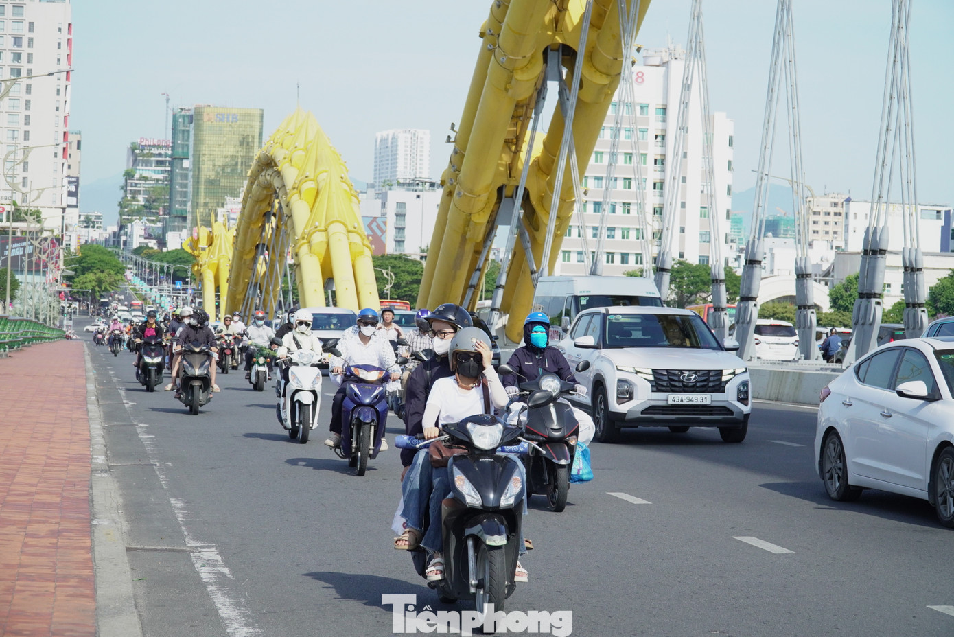 Từ 5h sáng, trời Đà Nẵng đã nắng và nóng dần lên. Người dân ra đường trùm bịt kín mít.