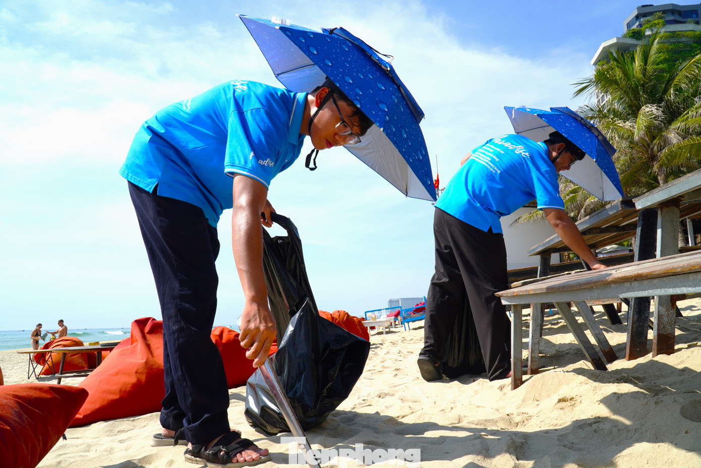 Chống chọi với &quot;chảo lửa&quot; khi làm việc ngoài trời, nhân viên một nhà hàng ven biển phải dùng ô đội đầu thay cho mũ. Theo các nhân viên, do đặc thù phục vụ du khách tắm nắng, ăn uống trên bãi cát nên họ phải ra ngoài trời liên tục. Mọi người phải dùng ô đội đầu để vừa có tán che rộng, vừa tiện lợi khi làm việc.
