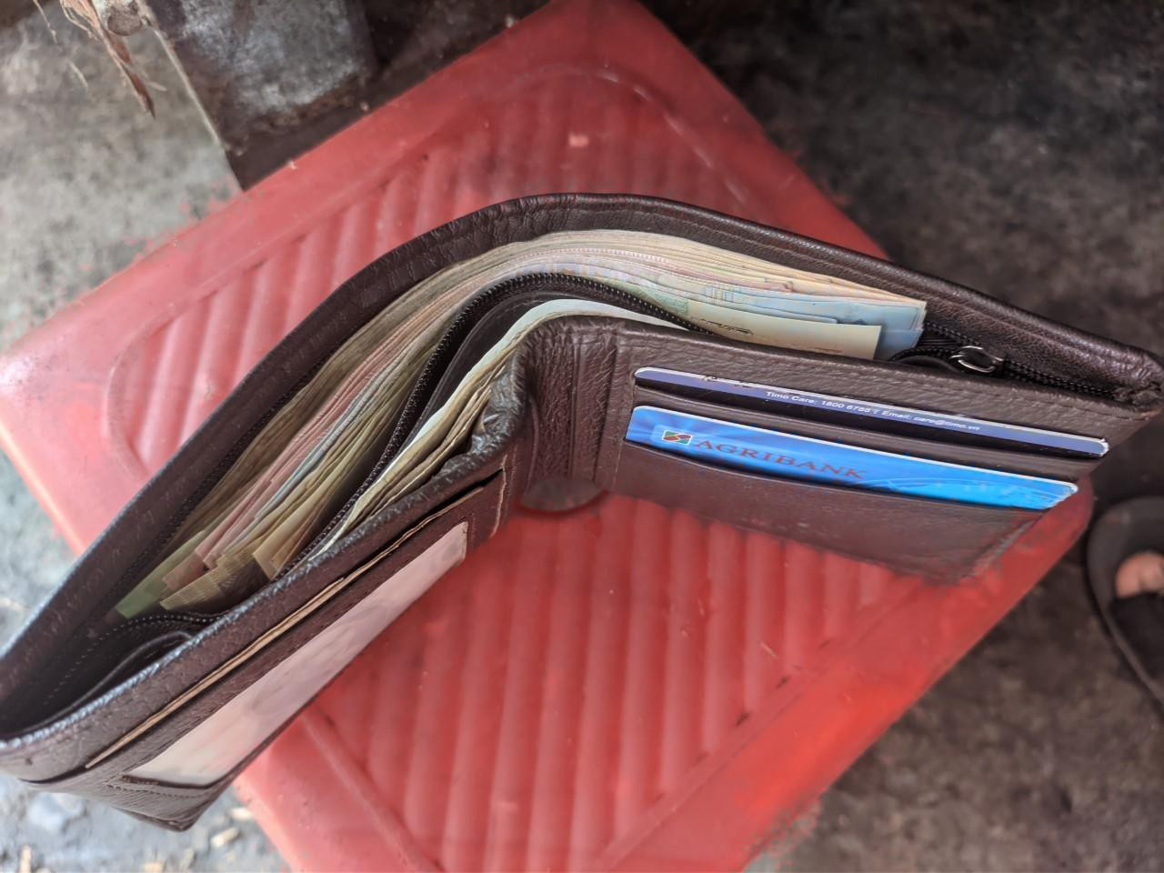 Chiếc ví cùng toàn bộ tiền, giấy tờ tùy thân của anh đã được những người dân nhặt giúp, hoàn trả đầy đủ. Ảnh: NVCC.