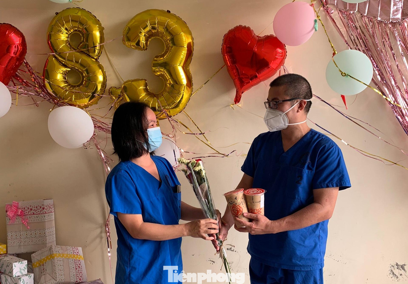 Ngoài bông hồng, còn có thêm món yêu thích của chị em phụ nữ là trà sữa.