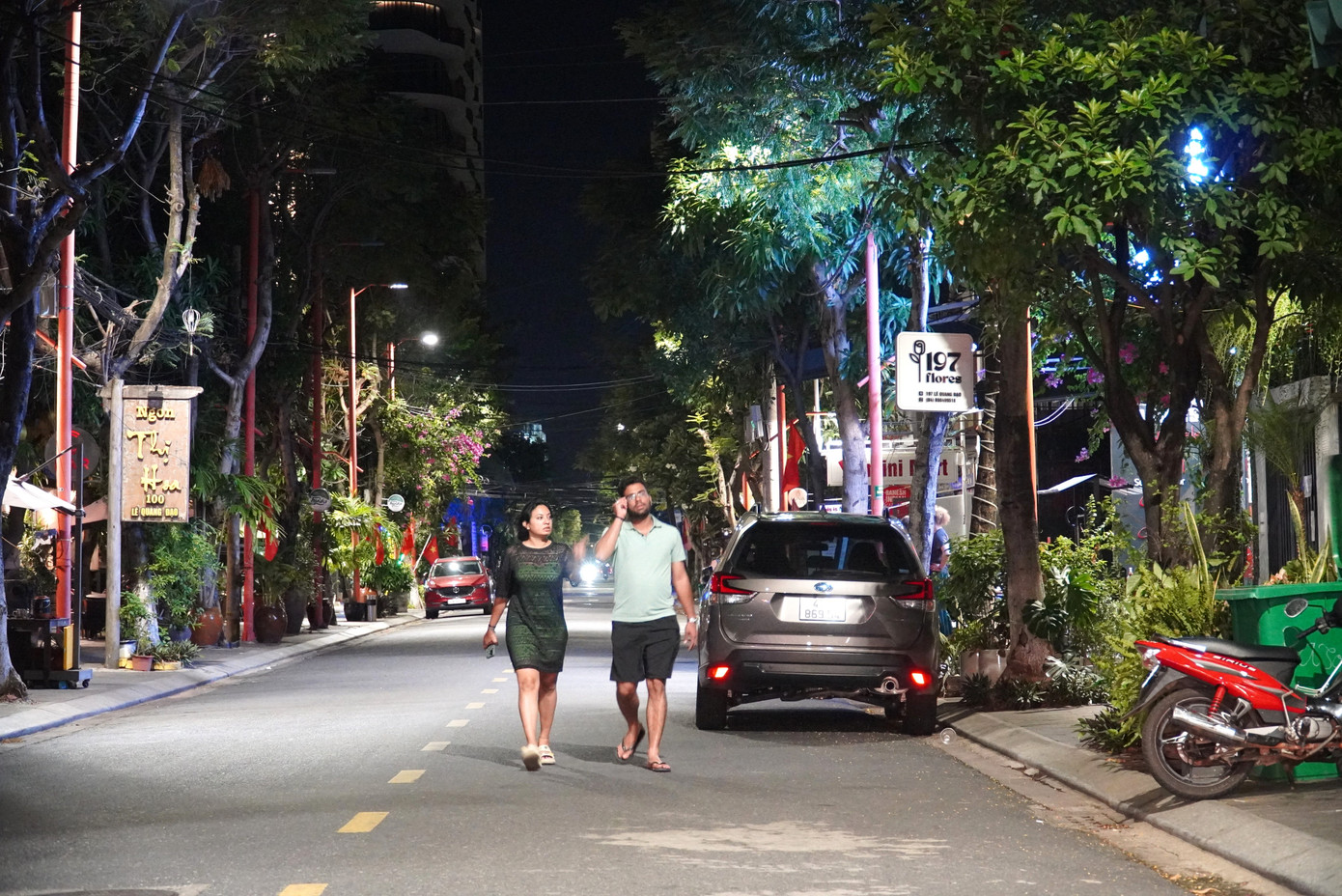 Đường Lê Quang Đạo ở khu phố du lịch An Thượng (phố Tây) hơn 135 triệu đồng/m2. Quanh đó, các tuyến đường An Thượng 1, An Thượng 2, An Thượng 3, An Thượng 4 đều trên 130 triệu đồng/m2. Khu vực này tập trung đông đúc du khách nước ngoài lưu trú. Các dịch vụ ăn uống, giải trí, massage mở cửa cả đêm.