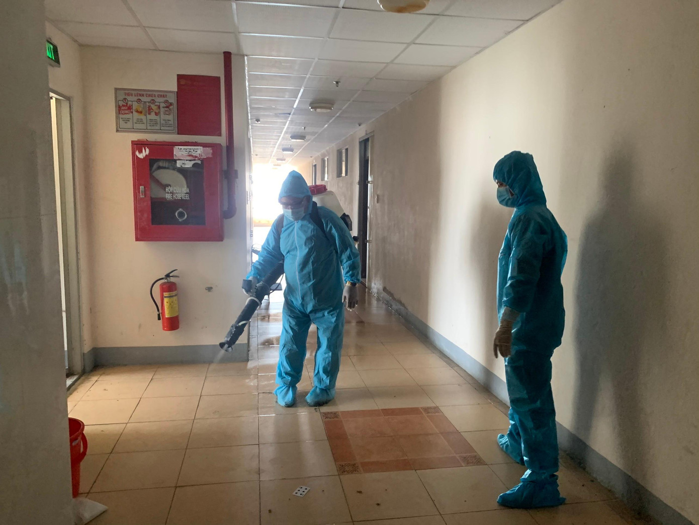 Lực lượng y tế phun khử khuẩn bên trong chung cư 12T3.