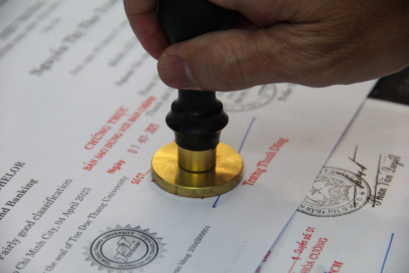 Tùy theo từng loại thủ tục, thời gian giải quyết nhanh chậm khác nhau, nhưng đội ngũ cán bộ luôn cố gắng hết sức để thực hiện nhanh nhất cho người dân.