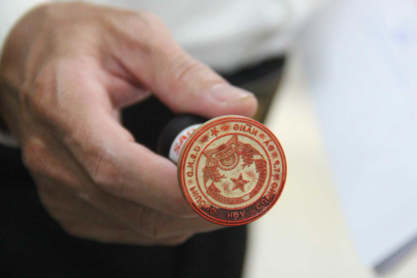 Bước cuối cùng, giấy tờ sẽ được đóng dấu và trả cho công dân. Trong sáng nay, nhiều thủ tục sau khoảng 20 phút đã hoàn tất quy trình xử lý và được đóng dấu. Con dấu mới của phường Hòa Cường, phường được hình thành từ phường Bình Thuận, Hòa Thuận Tây, Hòa Cường Bắc và Hòa Cường Nam (quận Hải Châu cũ).