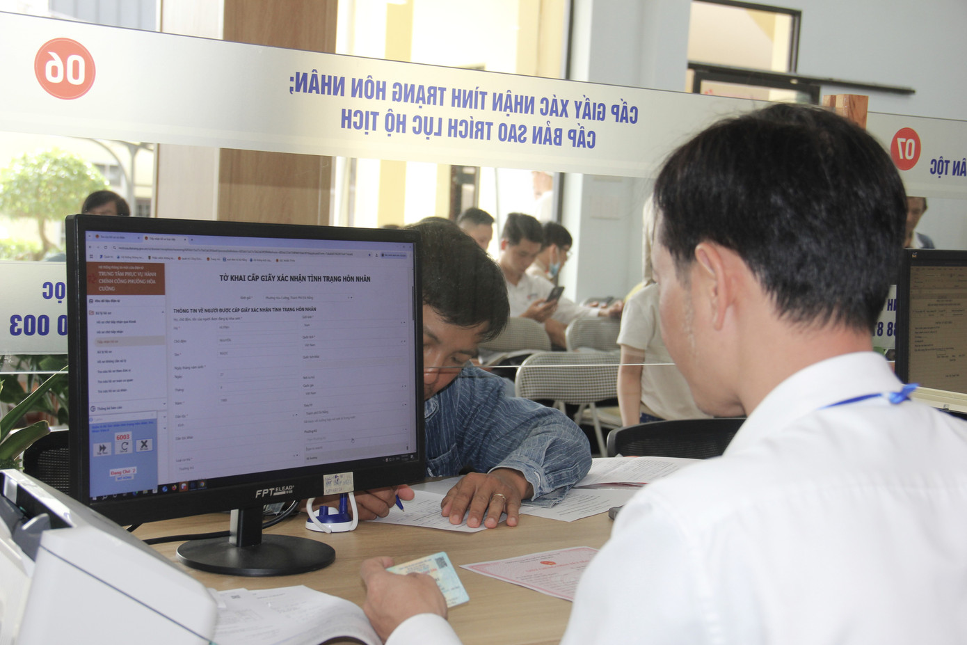 Công dân khi làm thủ tục sẽ nộp hồ sơ vào từng lĩnh vực cần giải quyết. Cán bộ tiếp nhận sẽ kiểm tra, nhập thông tin vào hệ thống. Nếu cần bổ sung, chỉnh sửa sẽ hướng dẫn trực tiếp cho công dân.