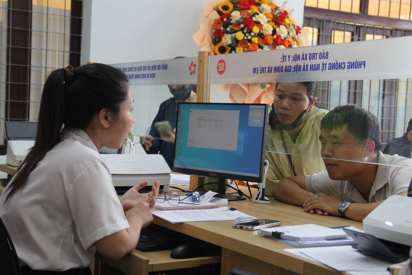 Người dân được giải thích các bước thực hiện, giấy tờ cần bổ sung khi giải quyết hồ sơ. Với việc bỏ cấp quận huyện trung gian, người dân kỳ vọng các thủ tục hành chính được tiếp nhận, xử lý nhanh chóng, thuận tiện.