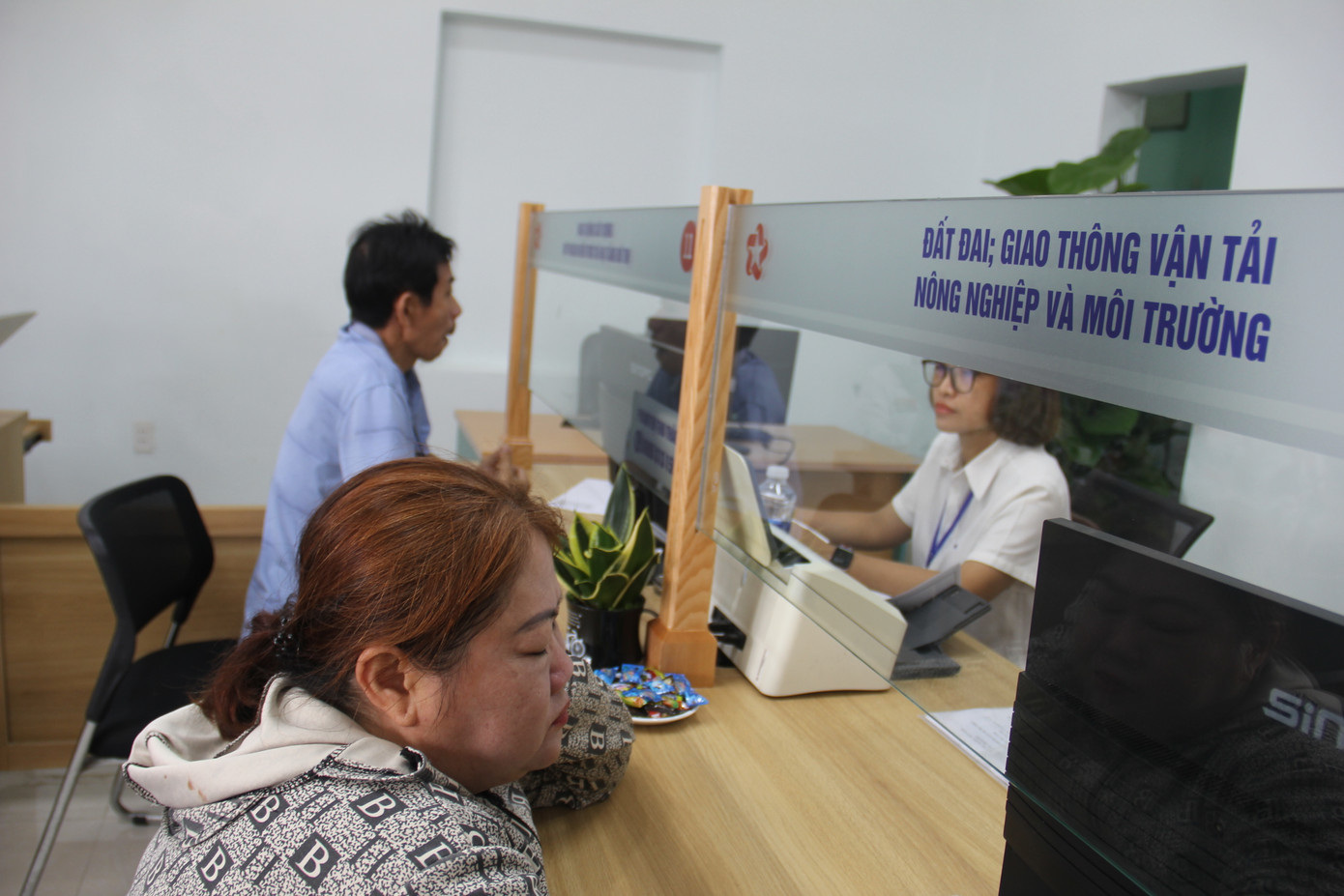 Người dân được giải thích các bước thực hiện, giấy tờ cần bổ sung khi giải quyết hồ sơ. Với việc bỏ cấp quận huyện trung gian, người dân kỳ vọng các thủ tục hành chính được tiếp nhận, xử lý nhanh chóng, thuận tiện.