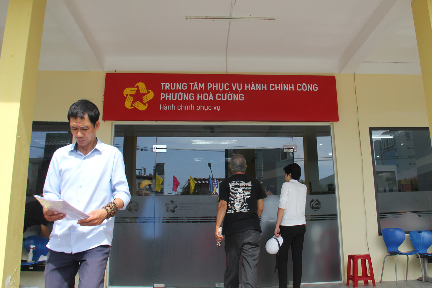 Ghi nhận tại Trung tâm phục vụ hành chính công phường Hòa Cường, người dân liên tục vào ra làm các thủ tục hành chính. Anh Văn Thịnh (26 tuổi) cho hay sáng nay đến sớm xác nhận một số giấy tờ để làm hồ sơ mua nhà ở xã hội. &quot;Tôi cũng tò mò xem ngày đầu tiên vận hành mô hình chính quyền hai cấp như thế nào. Tôi nghĩ còn lạ nên người dân sẽ đi ít, nhưng tới đây thì đông lắm, bà con ngồi chờ kín hết ghế&quot;, anh nói. Ảnh: Thanh Hiền.