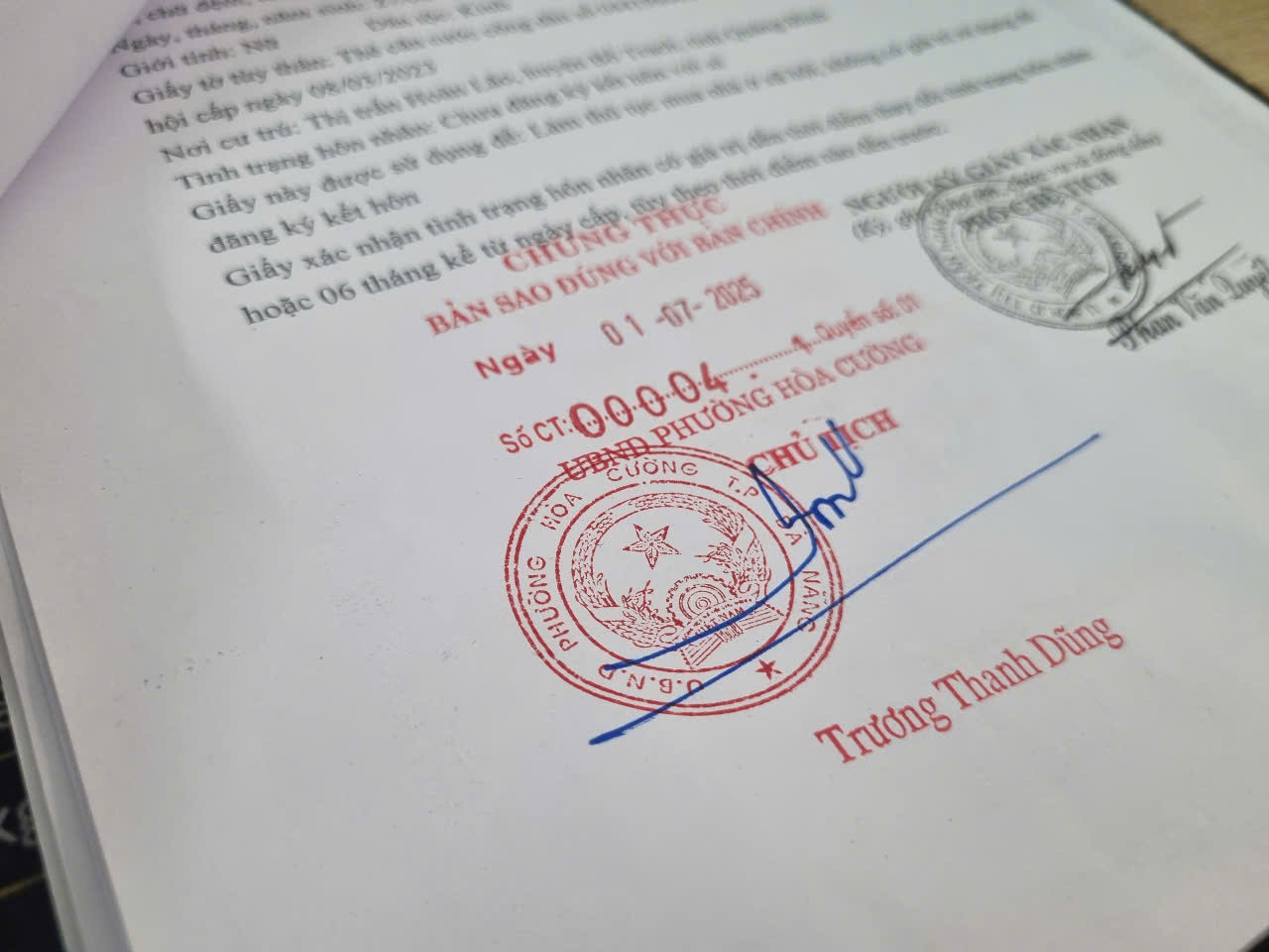 Một trong những giấy tờ đầu tiên đóng dấu mang tên phường Hòa Cường. Chị Nguyễn Thị Trinh (25 tuổi) bày tỏ rất hài lòng vì từ khi đến Trung tâm phục vụ hành chính công đến khi nhận giấy tờ đã giải quyết xong chỉ mất khoảng 20 phút dù lượng người rất đông. &quot;Tôi cũng thích tên phường mới, phường Hòa Cường trên giấy tờ. Cái tên này dễ nhớ vì trước đó có Hòa Cường Bắc, Hòa Cường Nam, đồng thời giúp mọi người dễ hình dung ra phường ở vị trí nào sau sắp xếp&quot;, chị bày tỏ.