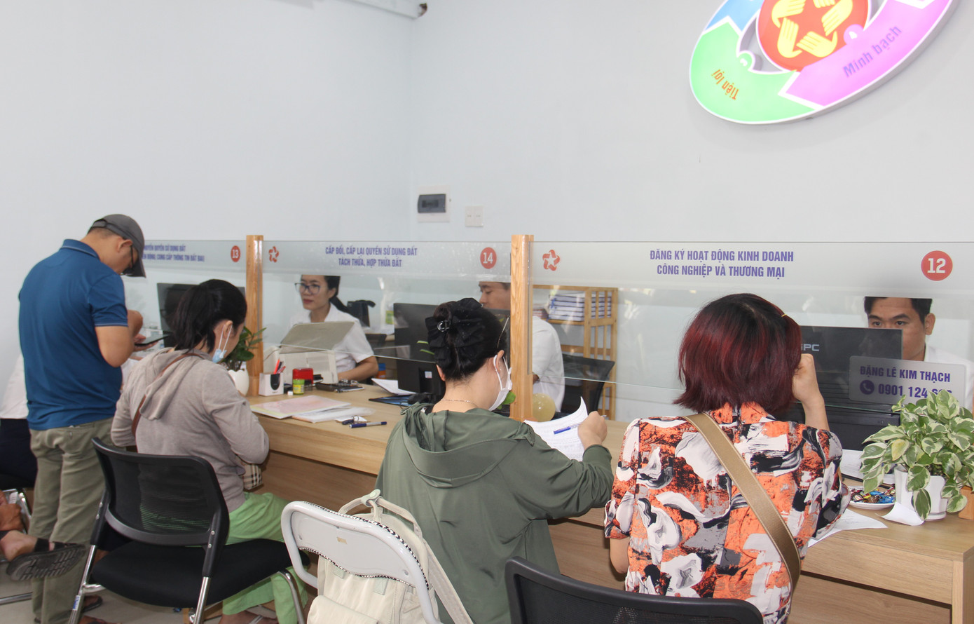 Công dân khi làm thủ tục sẽ nộp hồ sơ vào từng lĩnh vực cần giải quyết. Cán bộ tiếp nhận sẽ kiểm tra, nhập thông tin vào hệ thống. Nếu cần bổ sung, chỉnh sửa sẽ hướng dẫn trực tiếp cho công dân.