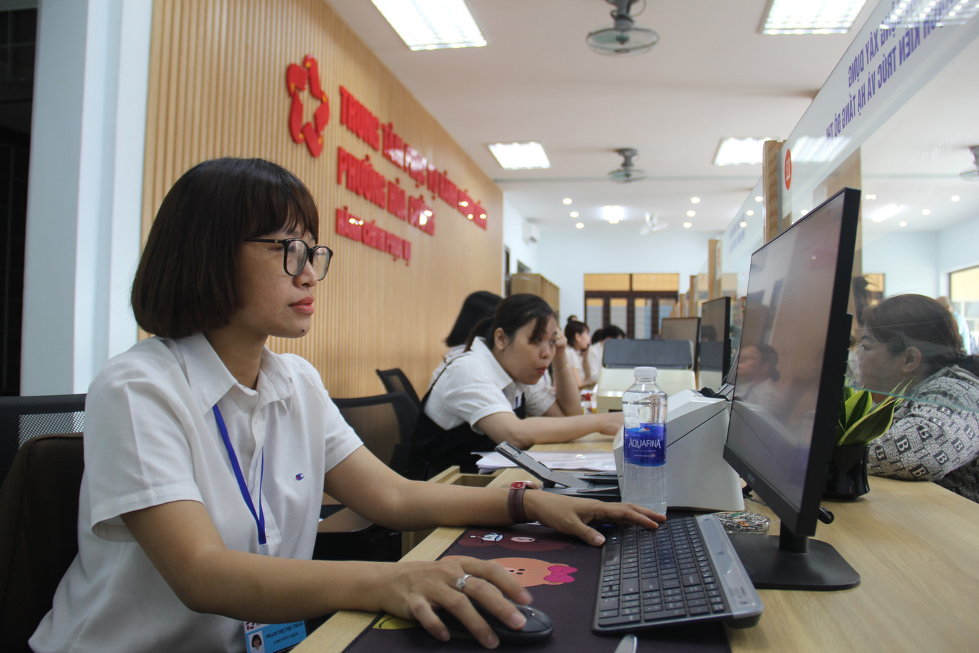 Sau khi xử lý hết thông tin, các giấy tờ sẽ được trình lãnh đạo phường xem xét và ký. Trong sáng đầu tiên vận hành mô hình chính quyền 2 cấp, các lĩnh vực đất đai, tư pháp - chứng thực, đăng ký kinh doanh... rất đông người đến làm thủ tục.