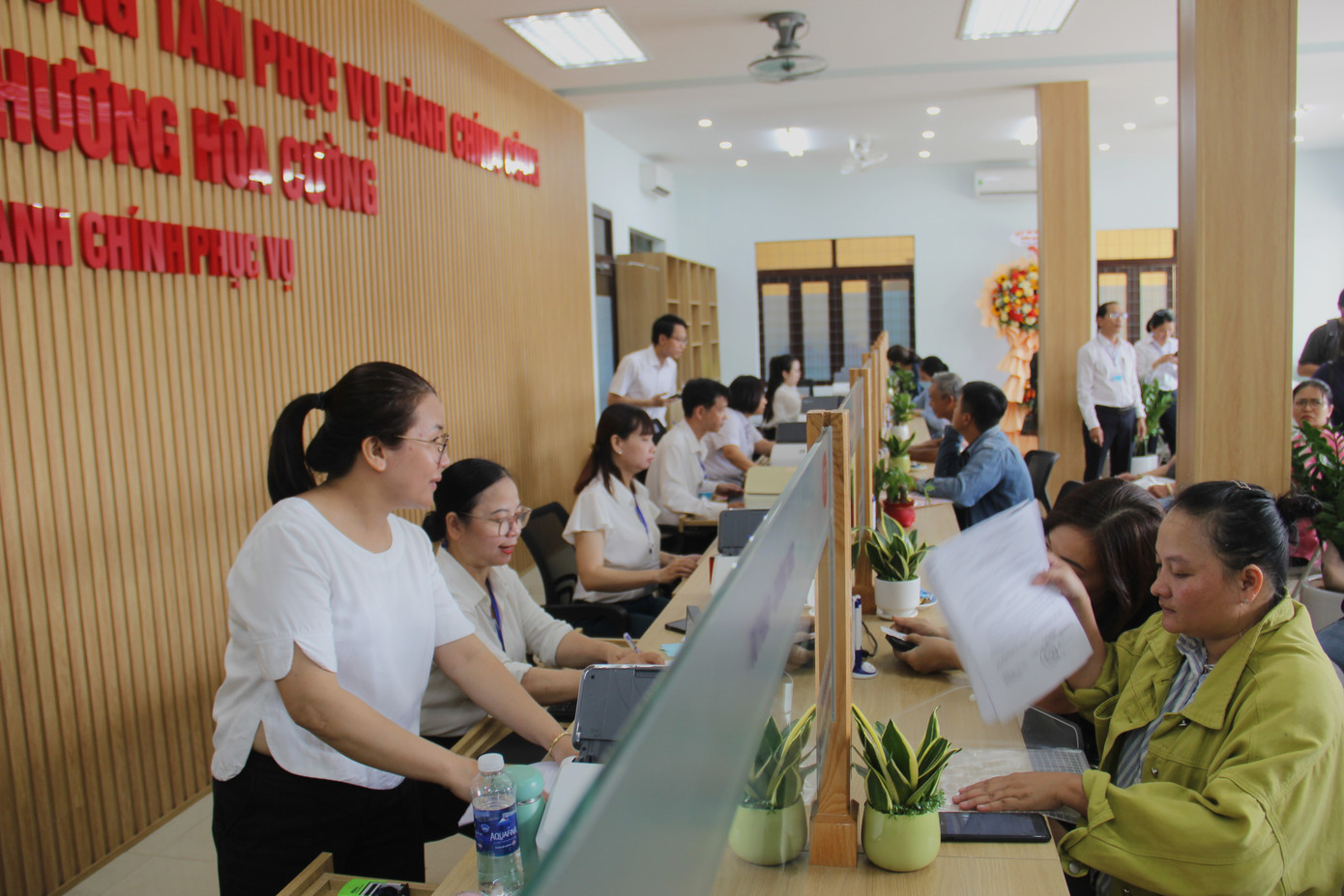 Bên trong trung tâm, các quầy tiếp nhận hồ sơ đã đông kín người. Lãnh đạo Trung tâm cho hay nhiều ngày qua đã chuẩn bị cơ sở vật chất, máy móc, trang thiết bị để tiếp nhận, giải quyết hồ sơ trơn tru, nhanh chóng.