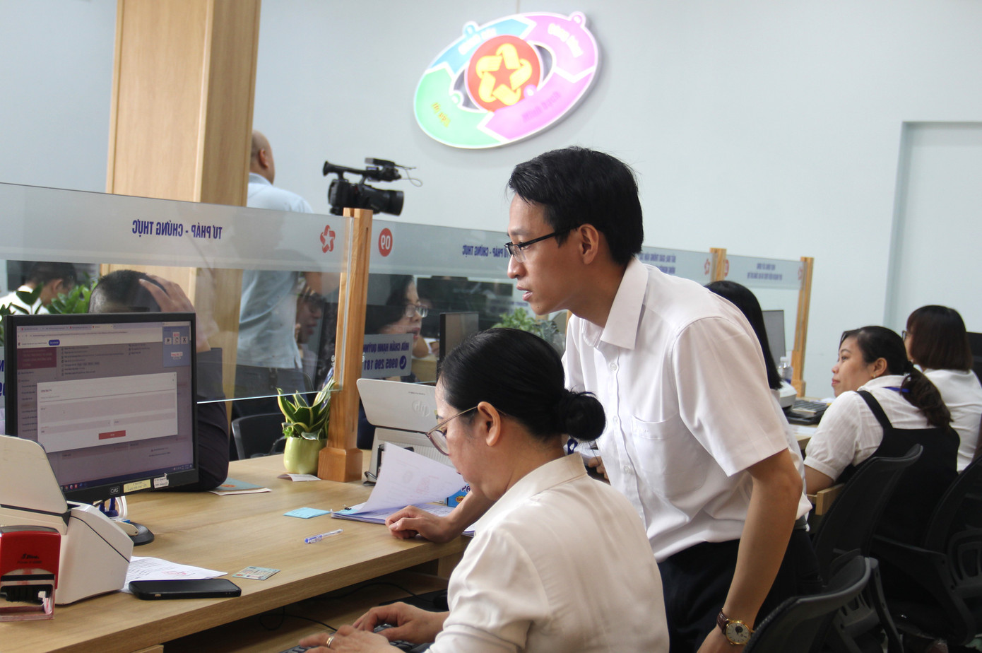 Trong sáng đầu tiên vận hành chính quyền 2 cấp, đội ngũ kỹ thuật, công nghệ luôn túc trực để hỗ trợ các thao tác khi thực hiện trên hệ thống. Hiện Trung tâm phục vụ hành chính công phường Hòa Cường bố trí 14 quầy tiếp nhận.