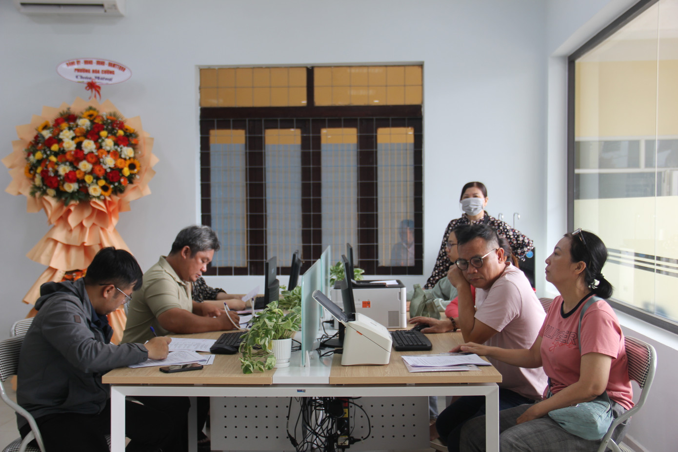 Công dân khi làm thủ tục sẽ nộp hồ sơ vào từng lĩnh vực cần giải quyết. Cán bộ tiếp nhận sẽ kiểm tra, nhập thông tin vào hệ thống. Nếu cần bổ sung, chỉnh sửa sẽ hướng dẫn trực tiếp cho công dân.