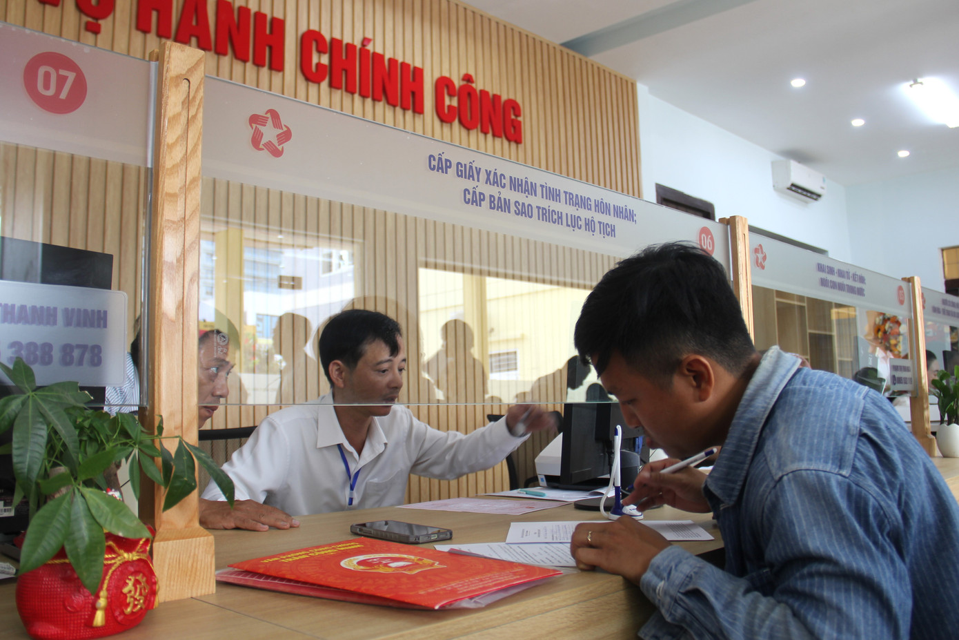 Công dân khi làm thủ tục sẽ nộp hồ sơ vào từng lĩnh vực cần giải quyết. Cán bộ tiếp nhận sẽ kiểm tra, nhập thông tin vào hệ thống. Nếu cần bổ sung, chỉnh sửa sẽ hướng dẫn trực tiếp cho công dân.