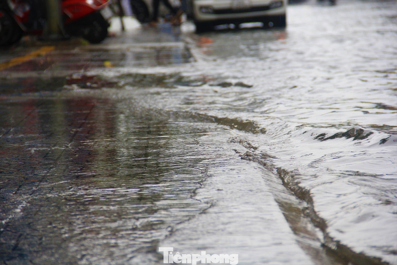 Nước đã lên vỉa hè đường Hàm Nghi.