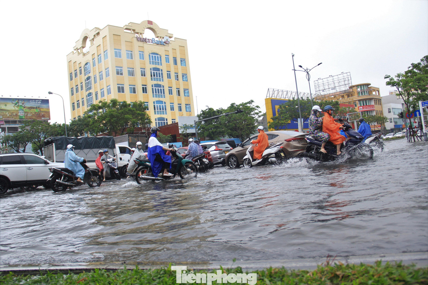 Ngã tư Hàm Nghi - Nguyễn Văn Linh trưa nay trở nên hỗn loạn khi xe cộ nháo nhác di chuyển ra khỏi đoạn ngập, tới nơi cao ráo.