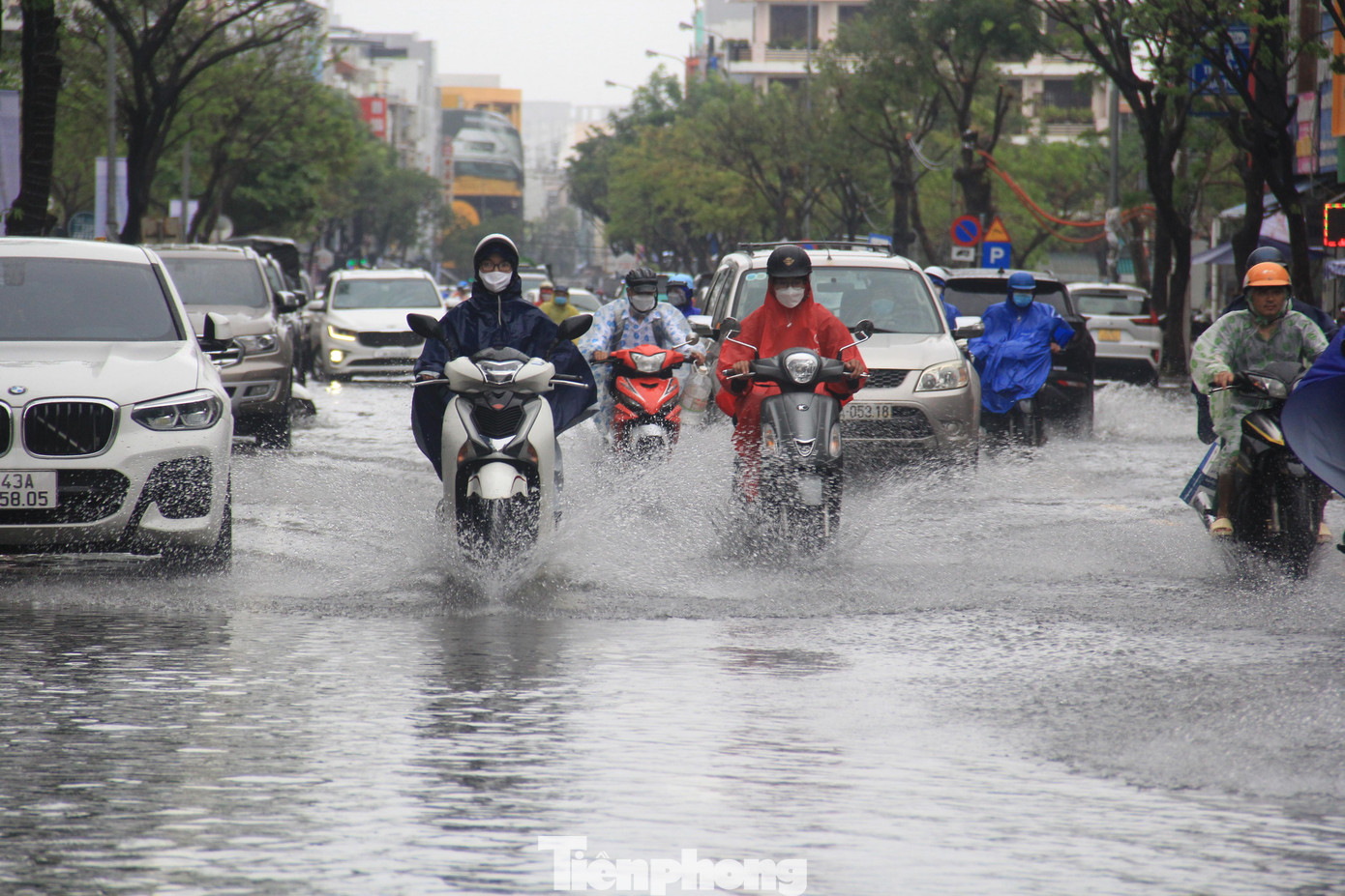 Đường Hàm Nghi cũng ngập ngụa nước. Đây là một trong những con đường bị ngập đầu tiên mỗi khi Đà Nẵng mưa lớn. Trong trận ngập lịch sử đêm 14/10, hàng loạt xe máy đã chết máy, đổ ngã tại tuyến đường này.
