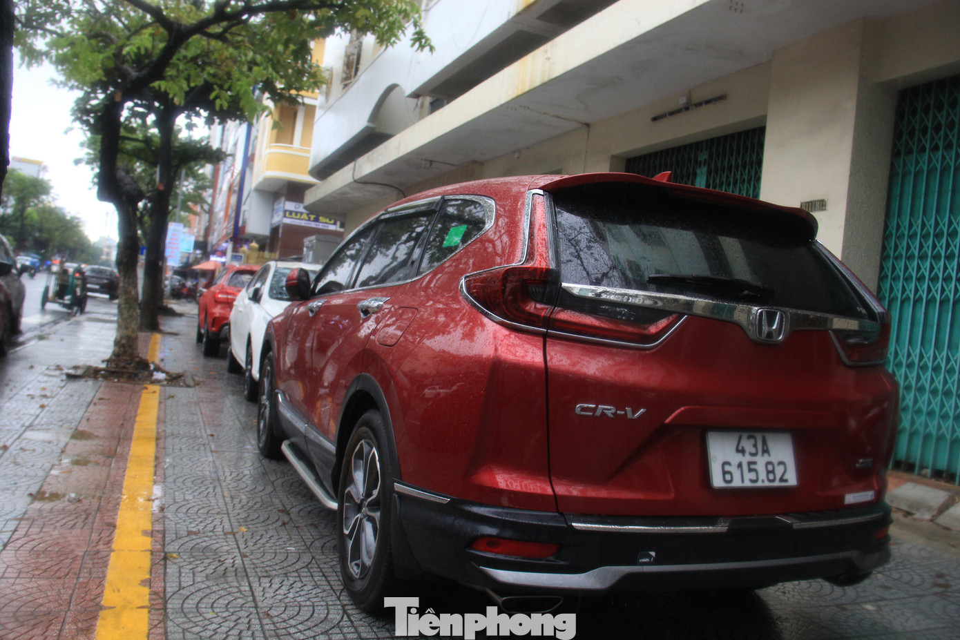 Xe ô tô được người dân đưa lên lề đề phòng nước dâng cao không trở tay kịp. Trận ngập đêm 14/10 vừa qua khiến hàng trăm xe ô tô hư hỏng do ngập nước. Tại tuyến đường Lê Duẩn, hàng chục xe "đuối nước", tổn thất rất lớn sau khi sửa chữa.