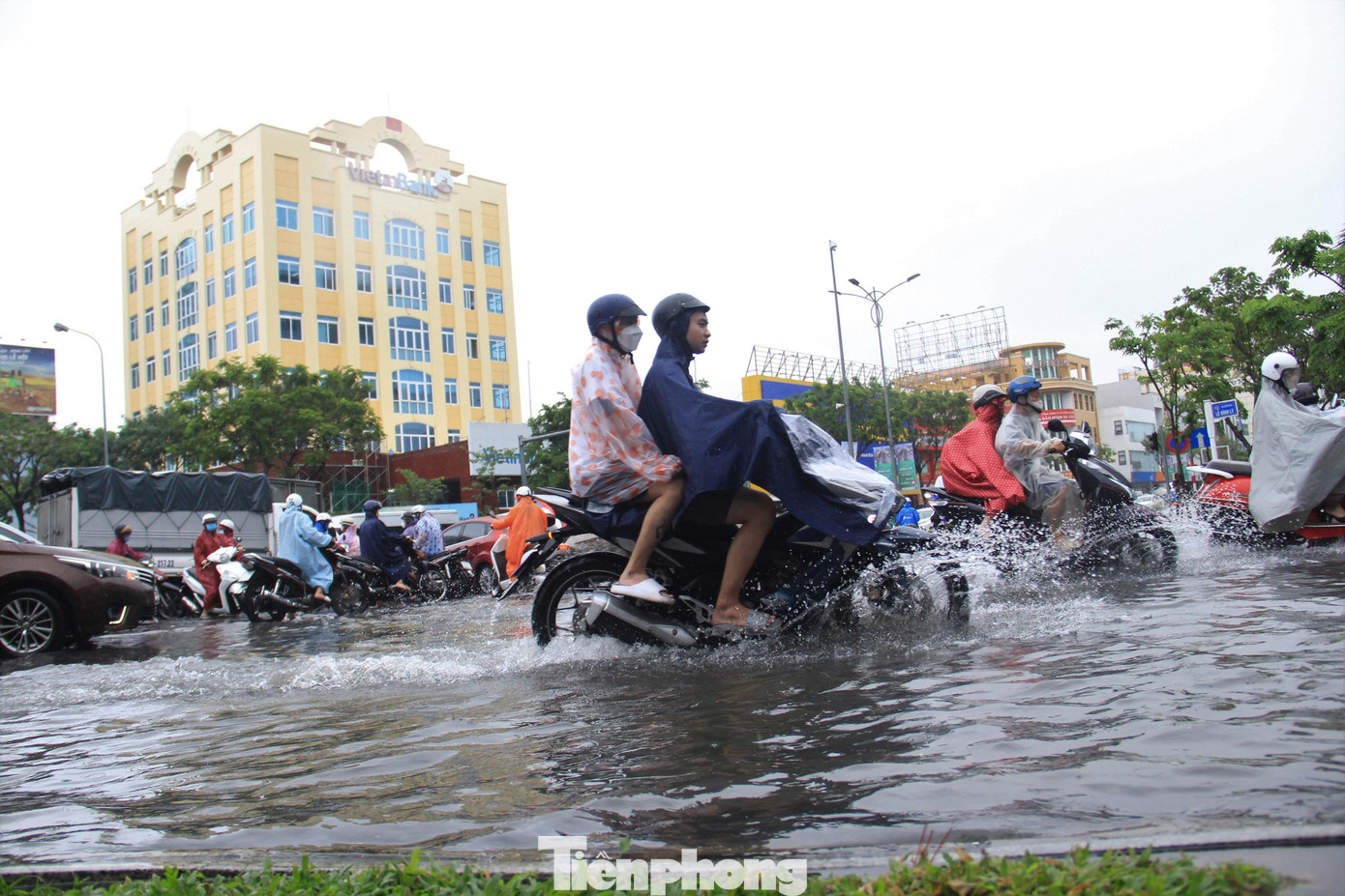 Đường Lê Đình Lý trưa cùng ngày bị ngập cục bộ đoạn gần nút giao Nguyễn Văn Linh. Đoạn sâu nước dâng gần nửa bánh xe.