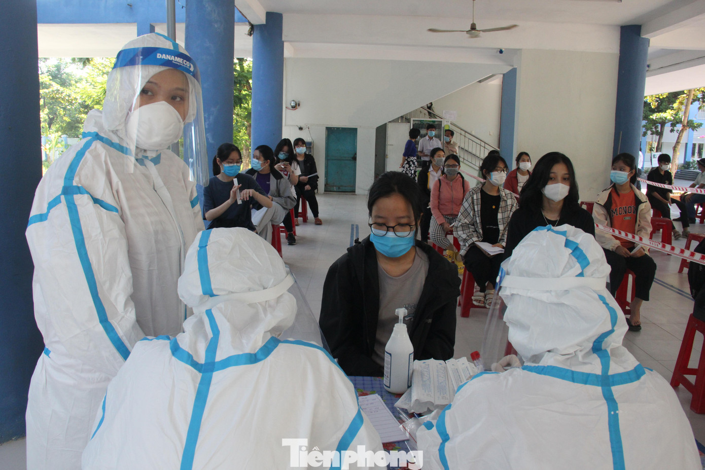 Từng em được gọi lên kiểm tra thông tin, phát que lấy mẫu. Ảnh: Thanh Trần. Từng em được gọi lên kiểm tra thông tin, phát que lấy mẫu. Ảnh: Thanh Trần.