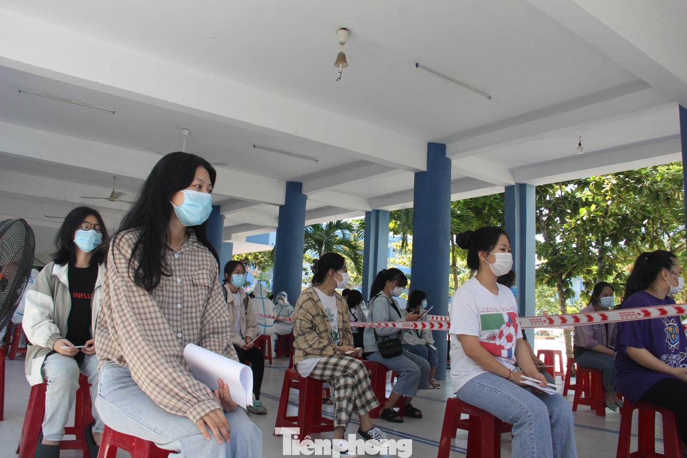 Bắt đầu từ 7h sáng, các thí sinh đã có mặt tại các điểm lấy mẫu. Thí sinh thi tại điểm thi nào sẽ lấy mẫu xét nghiệm tại điểm thi đó . Ảnh: Thanh Trần. Bắt đầu từ 7h sáng, các thí sinh đã có mặt tại các điểm lấy mẫu. Thí sinh thi tại điểm thi nào sẽ lấy mẫu xét nghiệm tại điểm thi đó . Ảnh: Thanh Trần.