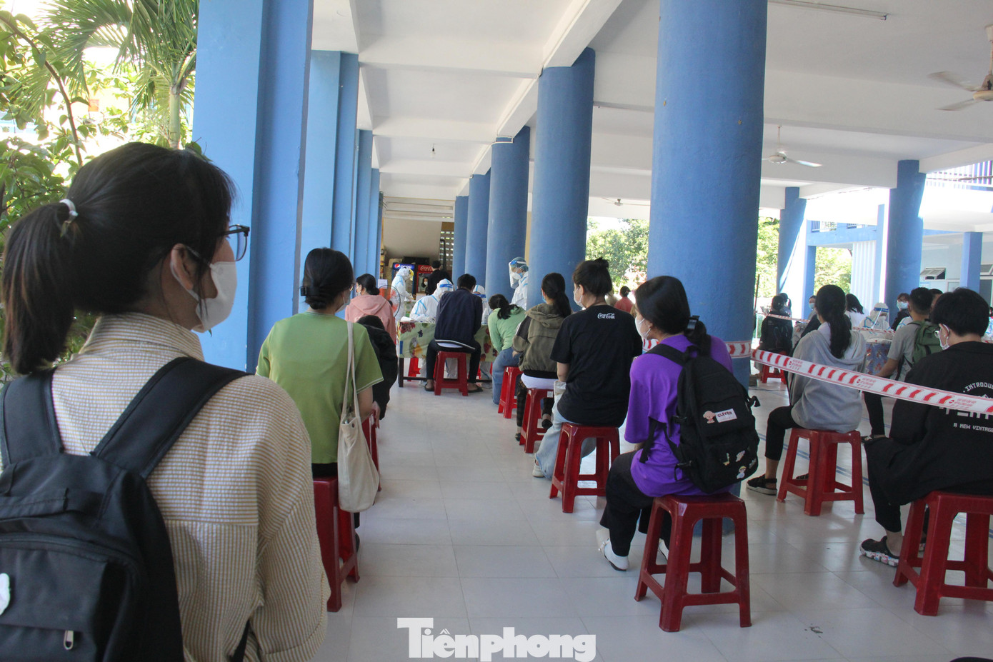 Mỗi hàng bố trí 5 em, ngồi giãn cách. Hết lượt giáo viên sẽ gọi tốp tiếp theo. Ảnh: Thanh Trần. Mỗi hàng bố trí 5 em, ngồi giãn cách. Hết lượt giáo viên sẽ gọi tốp tiếp theo. Ảnh: Thanh Trần.