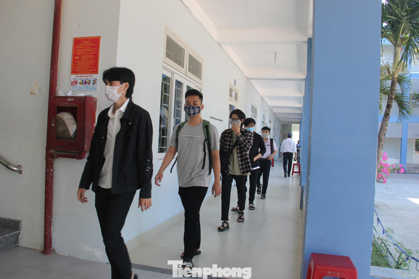 Mỗi lần 1 tốp 10 em ra khu vực chờ lấy mẫu, ngồi giãn cách đợi nhân viên y tế gọi tên. Những em còn lại tiếp tục đợi bên trong phòng. Ảnh: Thanh Trần. Mỗi lần 1 tốp 10 em ra khu vực chờ lấy mẫu, ngồi giãn cách đợi nhân viên y tế gọi tên. Những em còn lại tiếp tục đợi bên trong phòng. Ảnh: Thanh Trần.