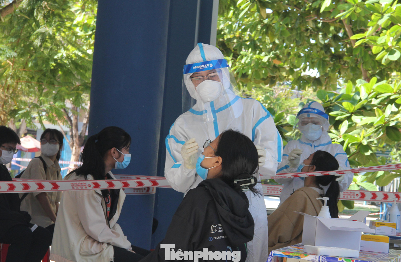 Sau khi lấy mẫu xong, các thí sinh đi thẳng ra khỏi khu vực chờ để về nhà, không ở lại trường. Ảnh: Thanh Trần. Sau khi lấy mẫu xong, các thí sinh đi thẳng ra khỏi khu vực chờ để về nhà, không ở lại trường. Ảnh: Thanh Trần.