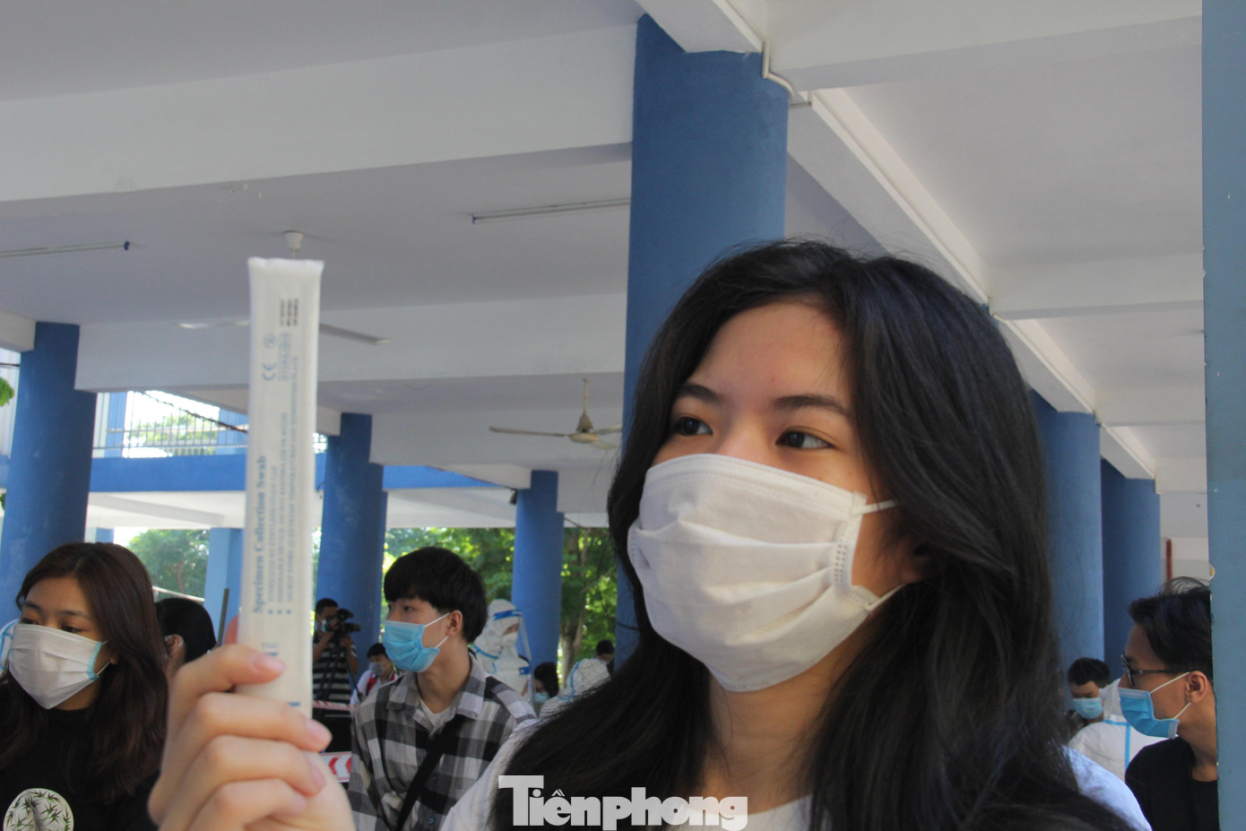 Phương Linh (trường THPT Nguyễn Khuyến) cho hay rất an tâm vì trước kỳ thi bản thân và các bạn được lấy mẫu xét nghiệm COVID-19. Ảnh: Thanh Trần. Phương Linh (trường THPT Nguyễn Khuyến) cho hay rất an tâm vì trước kỳ thi bản thân và các bạn được lấy mẫu xét nghiệm COVID-19. Ảnh: Thanh Trần.