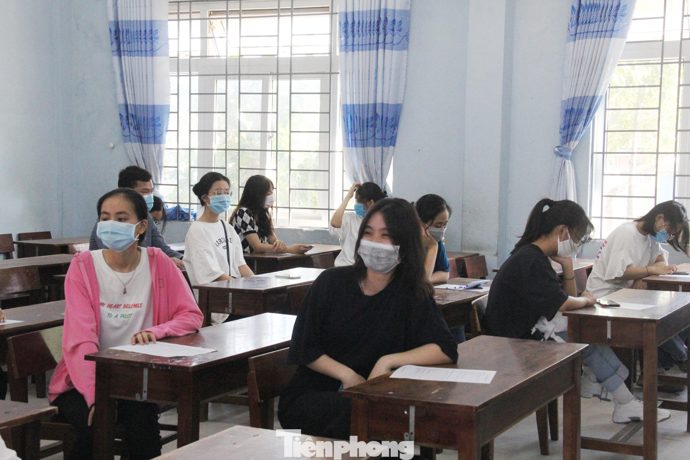 Tại điểm thi trường THCS Nguyễn Văn Linh (quận Cẩm Lệ), 480 thí sinh tới trường được yêu cầu vào phòng thi. Sau khi phổ biến cách phân luồng, giáo viên hướng dẫn các học sinh ra khu vực lấy mẫu. Ảnh: Thanh Trần. Tại điểm thi trường THCS Nguyễn Văn Linh (quận Cẩm Lệ), 480 thí sinh tới trường được yêu cầu vào phòng thi. Sau khi phổ biến cách phân luồng, giáo viên hướng dẫn các học sinh ra khu vực lấy mẫu. Ảnh: Thanh Trần.