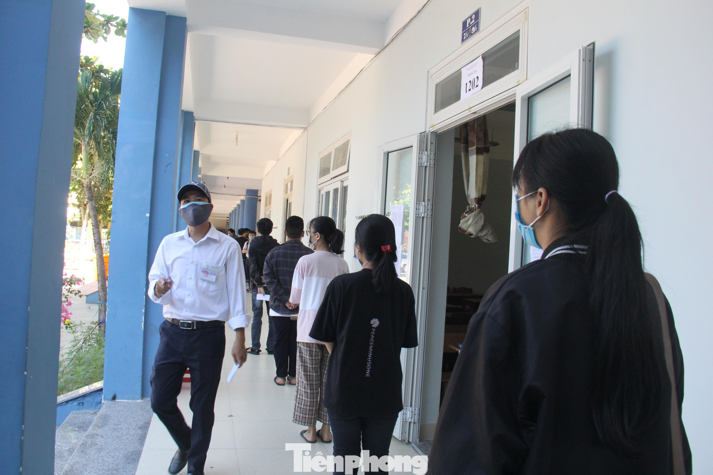 Trong ngày, lãnh đạo, thư kí, cán bộ coi thi, thanh tra thi, công an, bảo vệ, tình nguyện viên, y tế, nhân viên phục vụ tại các điểm thi cũng sẽ được xét nghiệm. Ảnh: Thanh Trần. Trong ngày, lãnh đạo, thư kí, cán bộ coi thi, thanh tra thi, công an, bảo vệ, tình nguyện viên, y tế, nhân viên phục vụ tại các điểm thi cũng sẽ được xét nghiệm. Ảnh: Thanh Trần.