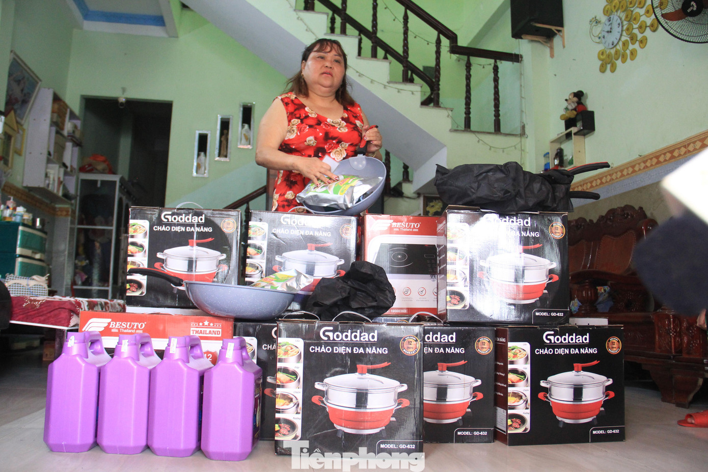 Bà Hoài bị dụ mua hàng chục chiếc nồi, chảo, bếp từ, nước giặt...với số tiền hơn 70 triệu.