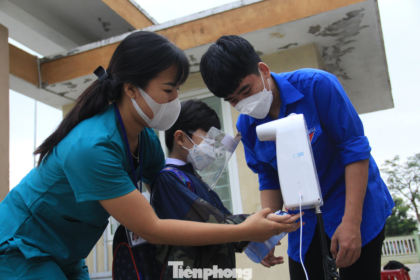 Sau đó hướng dẫn sát khuẩn, đo thân nhiệt.