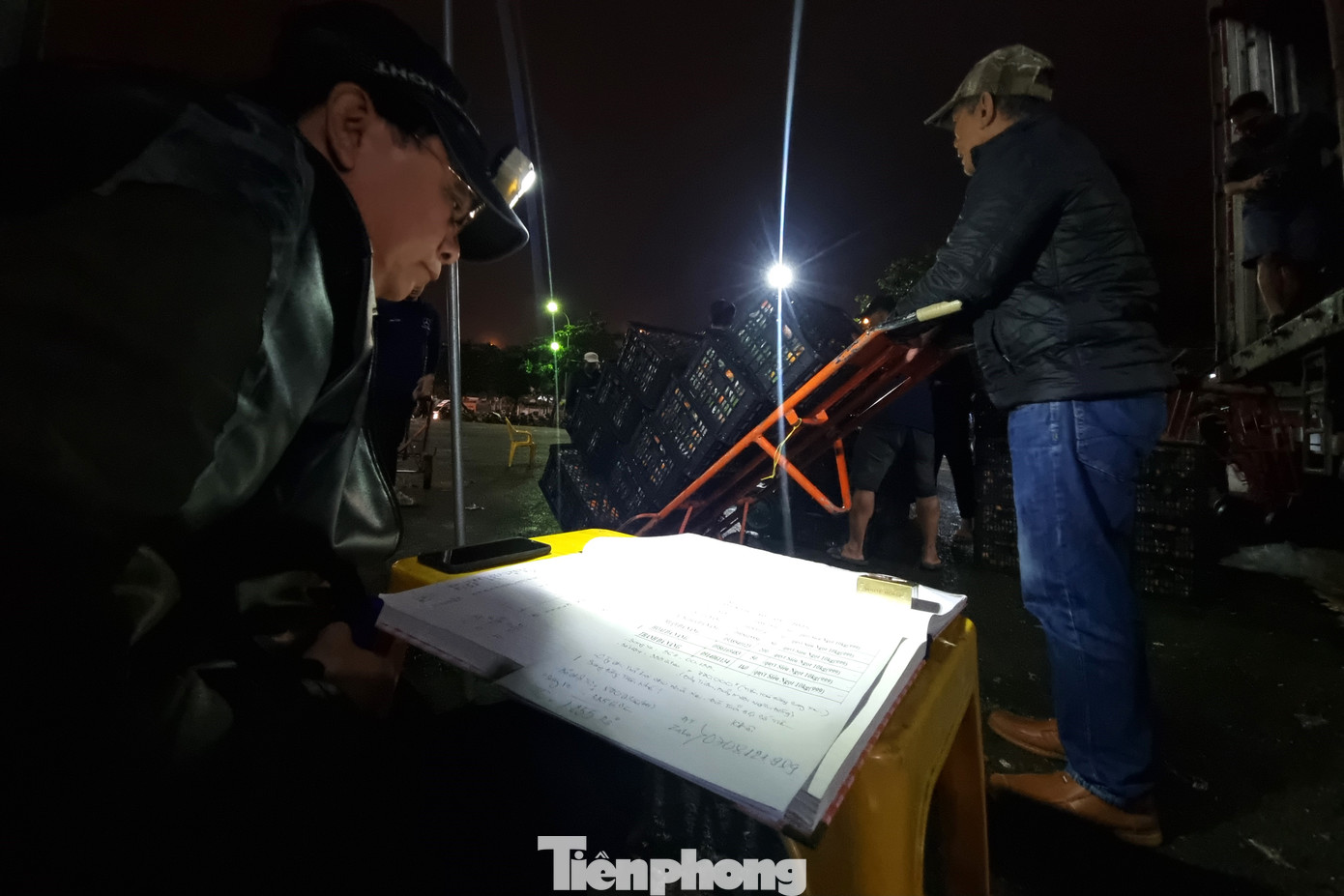 Để không nhầm lẫn mặt hàng, khối lượng, địa chỉ giao, đội trưởng đội bốc vác ngồi đối chiếu sổ sách, phân phối hàng hóa xuyên đêm.