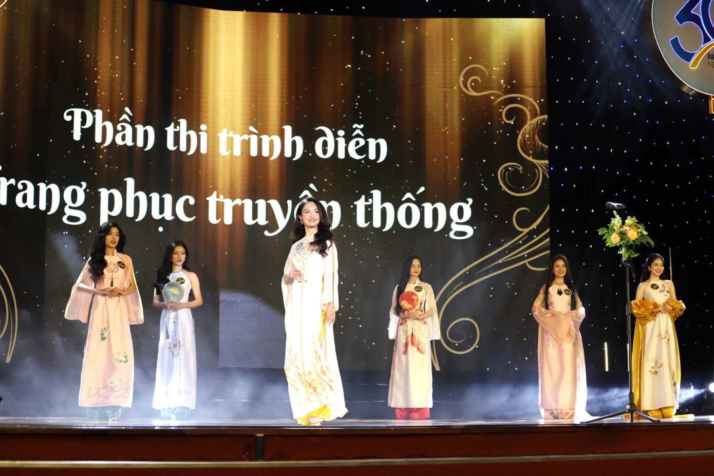 Phần thi trang phục truyền thống của các thí sinh. Phần thi trang phục truyền thống của các thí sinh.