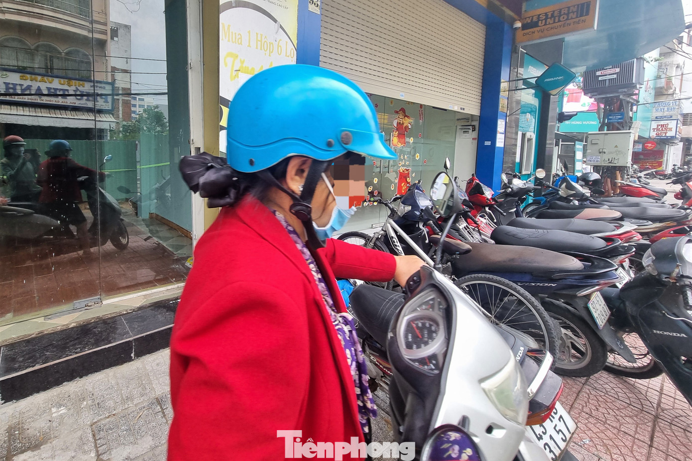 Khách hàng phải "quay xe" vì cửa hàng SJC mở nhưng không mua bán. Ảnh: Thanh Hiền.