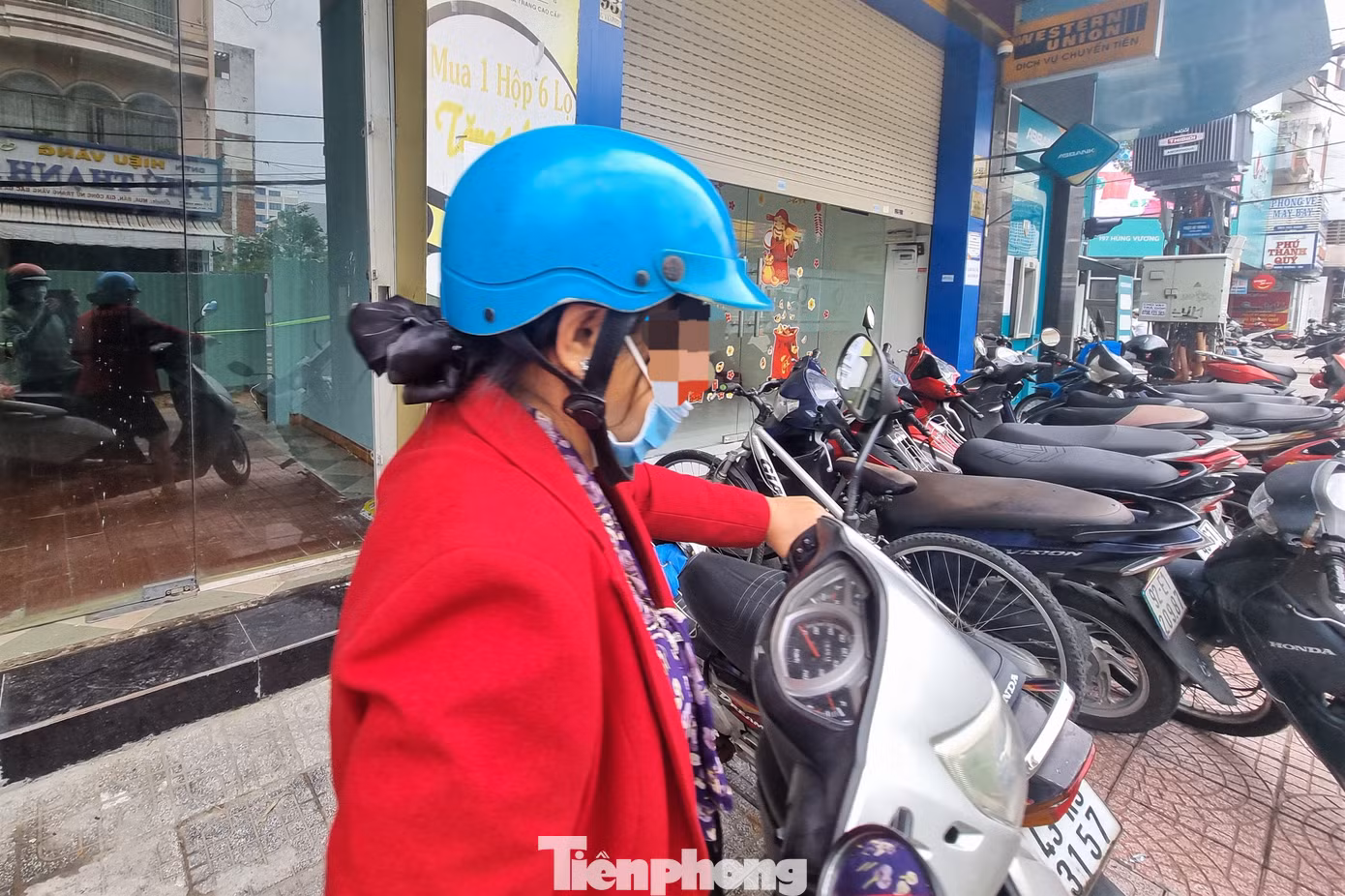 Khách hàng phải "quay xe" vì cửa hàng SJC mở nhưng không mua bán. Ảnh: Thanh Hiền.