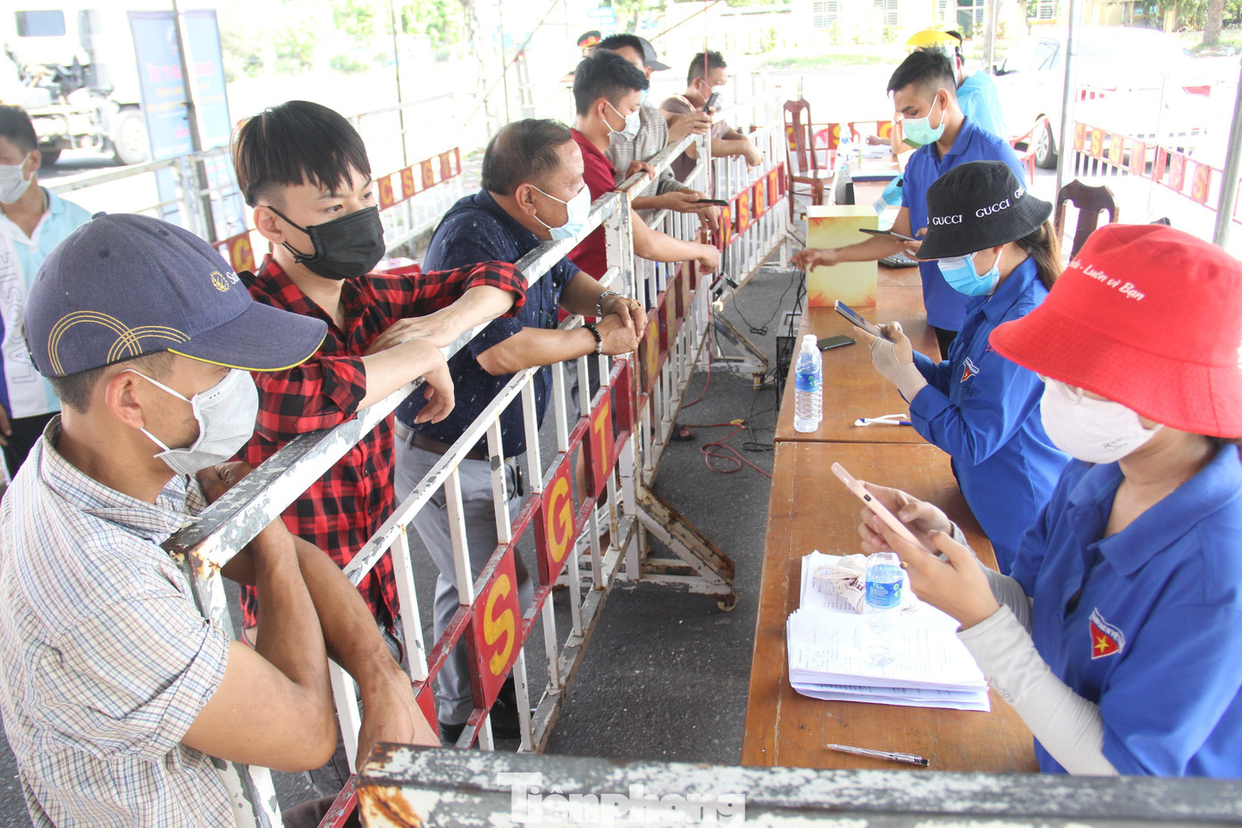 Người dân khai báo y tế tại chốt kiểm soát ra vào thành phố Đà Nẵng. Ảnh: Thanh Trần. Người dân khai báo y tế tại chốt kiểm soát ra vào thành phố Đà Nẵng. Ảnh: Thanh Trần.