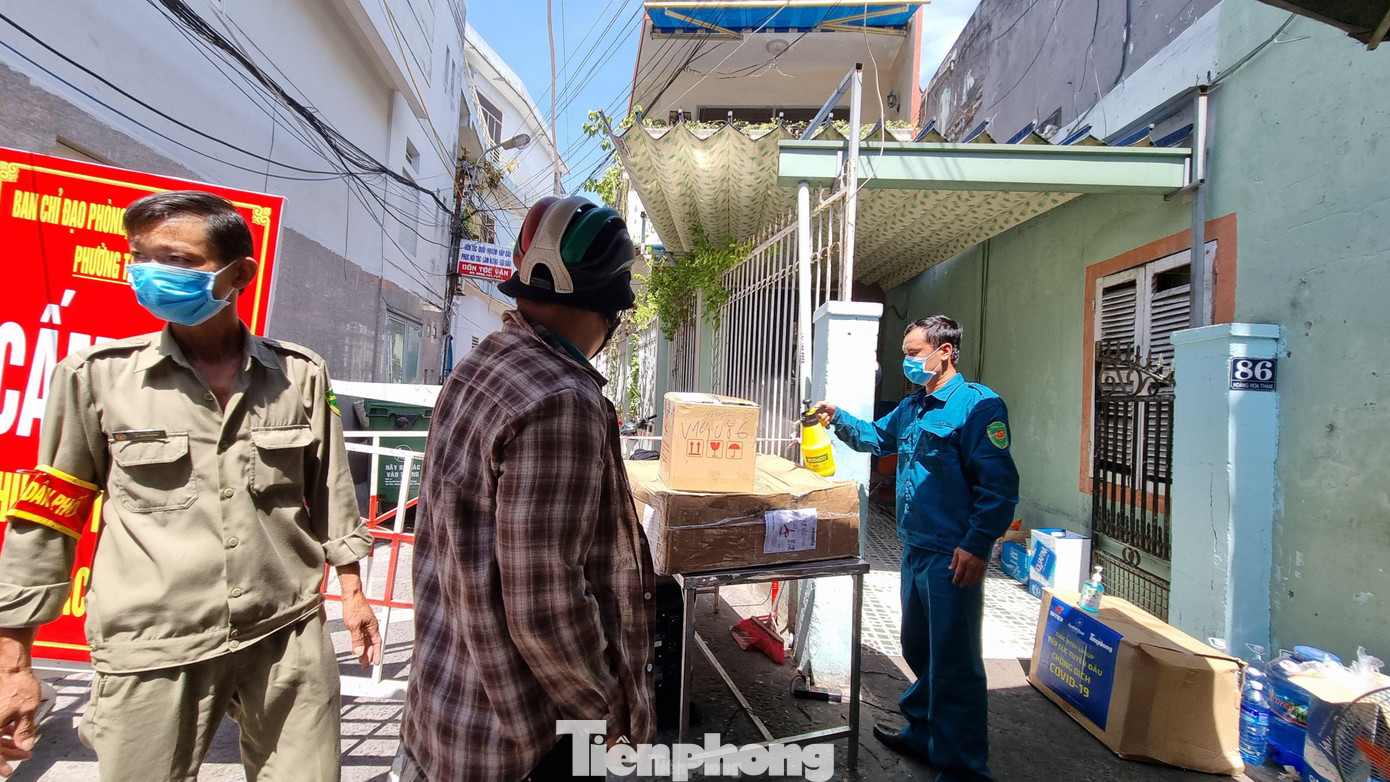 Hàng hóa chỉ được giao một chiều từ bên ngoài vào. UBND phường bố trí lực lượng nhận vào giao hàng hóa, thực phẩm đến từng hộ vào hai khung giờ: buổi sáng từ 8-9h, buổi chiều từ 16-17h. Ảnh: Thanh Trần.