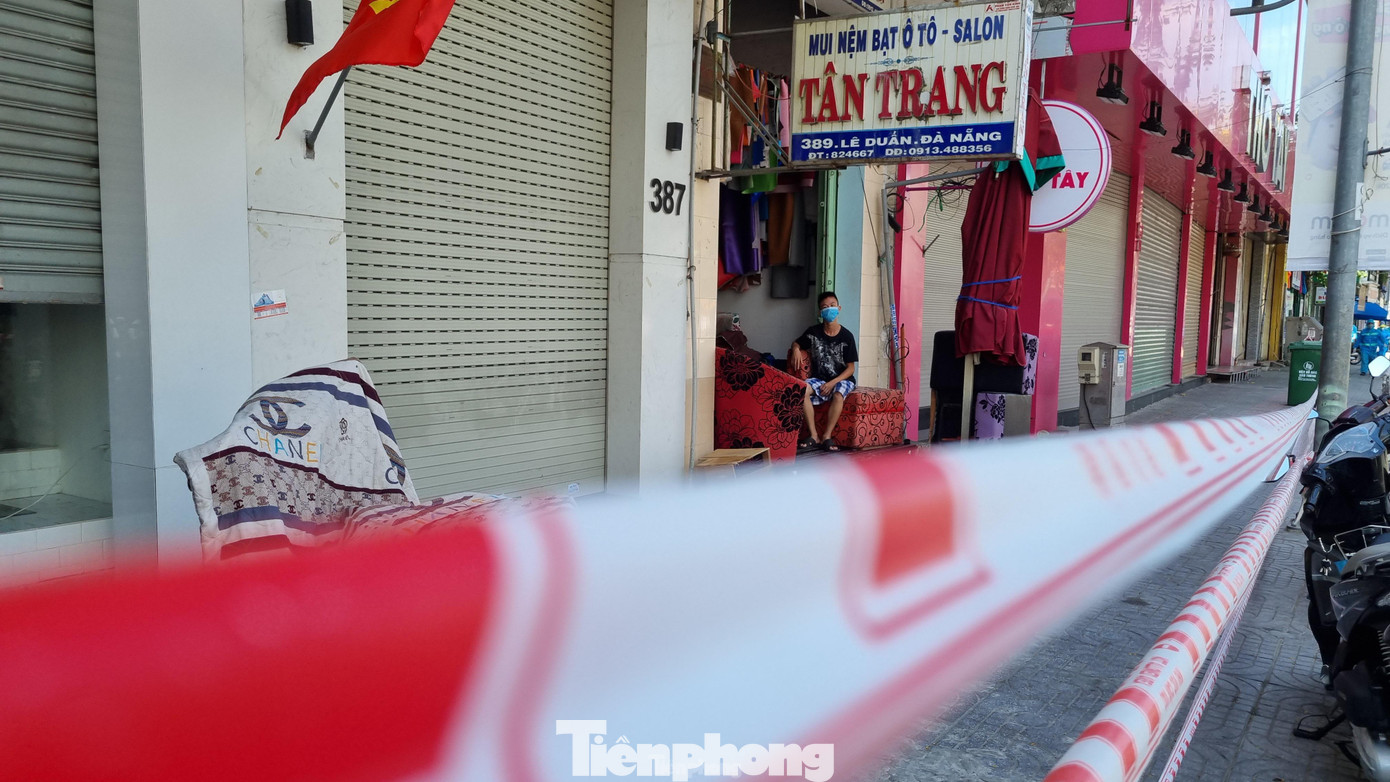 Theo Ông Phan Văn Sơn, Phó chánh Văn phòng UBND TP Đà Nẵng, phải coi khu tam giác ổ dịch này như một cơ sở cách ly tập trung. Bên trong mỗi nhà là một phòng cách ly, người dân bên trong thực hiện theo Chỉ thị 16. Ai ở nhà nấy, không tiếp xúc và khai báo y tế bắt buộc hàng ngày. Ảnh: Thanh Trần.