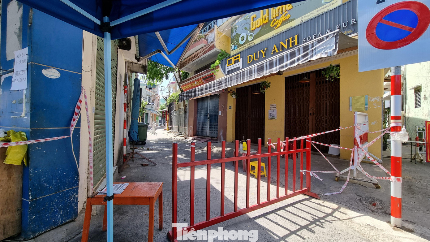Các hộ dân bên trong đóng cửa, không ra khỏi nhà. Ảnh: Thanh Trần.