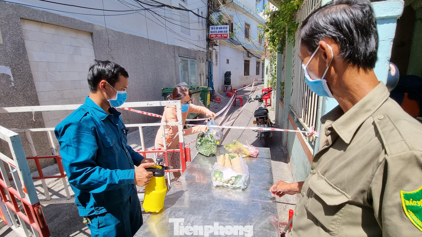 Sau khi bùng phát dịch, Đà Nẵng đã phong tỏa khu vực quanh nơi BN 12437 sinh sống với gần 1200 hộ dân. Ảnh: Thanh Trần.