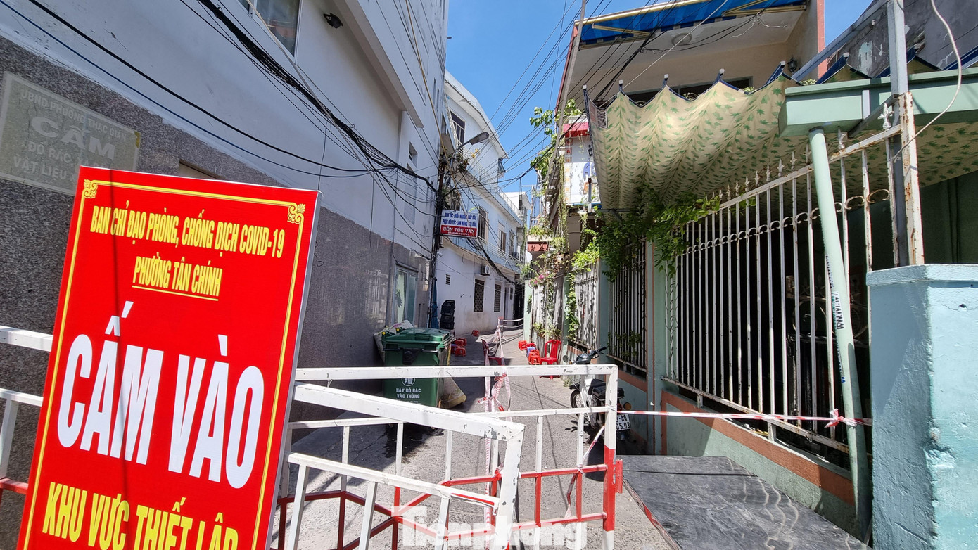 Tất cả các hộ dân tuyệt đối không ra khỏi nhà, không tiếp xúc với nhà khác, nhà cách ly với nhà. Mọi người phải luôn đeo khẩu trang. Ảnh: Thanh Trần.