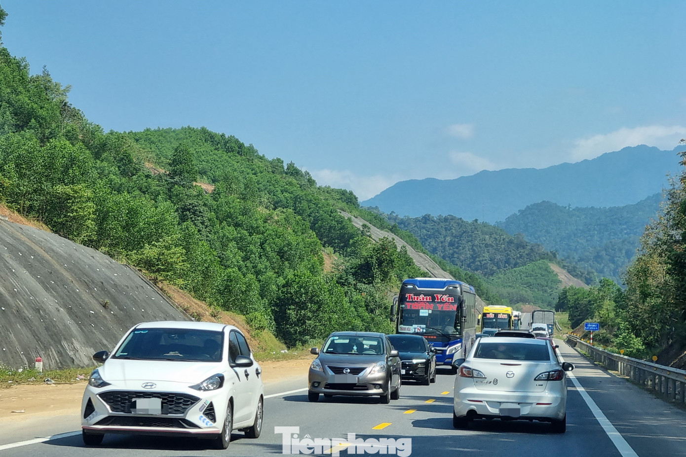 Những dịp lễ, Tết, tuyến đường cao tốc Túy Loan - La Sơn - Cam Lộ đông nghịt xe cộ. Cao tốc La Sơn - Túy Loan dài 77,5km; Cam Lộ-La Sơn dài hơn 98km. Giai đoạn đầu, dự án đầu tư với quy mô 2 làn xe, riêng các đoạn vượt 4 làn xe. Giai đoạn hoàn chỉnh có quy mô 4 làn xe. Sau vụ tai nạn thảm khốc ngày 18/2, Thủ tướng yêu cầu rà soát và tăng cường tổ chức giao thông hợp lý trên tuyến cao tốc Cam Lộ - La Sơn và hệ thống kết cấu hạ tầng giao thông trên các tuyến cao tốc, quốc lộ trọng yếu, nhất là các tuyến cao tốc chỉ có hai làn xe và các tuyến cao tốc không có làn dừng khẩn cấp.